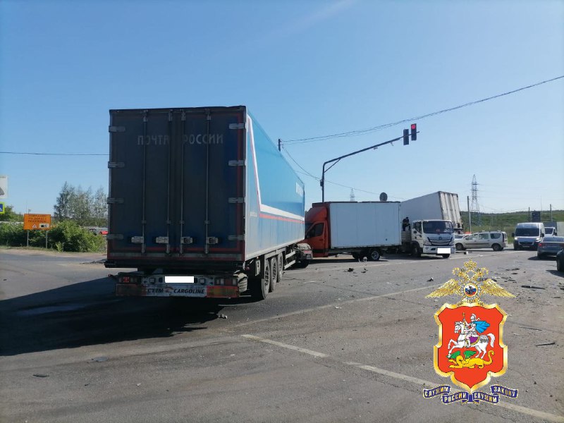 КАМАЗ на Старосимферопольском шоссе в Подмосковье врезался в пять машин КАМАЗ на Старосимферопольском шоссе в Подмосковье врезался в пять машин