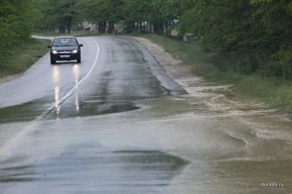 Дорожники Пензы второй день откачивают дождевую воду после ливня