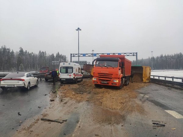 ДТП с тремя грузовиками собрало пробку на КАД Петербурга в районе Ломоносова