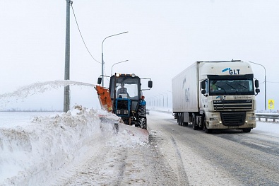 Дорожники ликвидируют последствия снегопада на трассе Р-228 в Волгоградской области