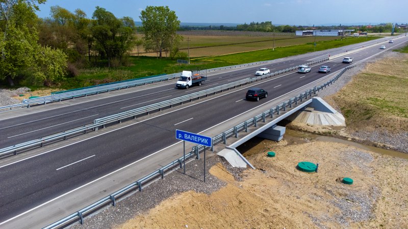 На трассе Р-217 Кавказ открыли рабочее движение по мосту через реку Валерик в Чечне