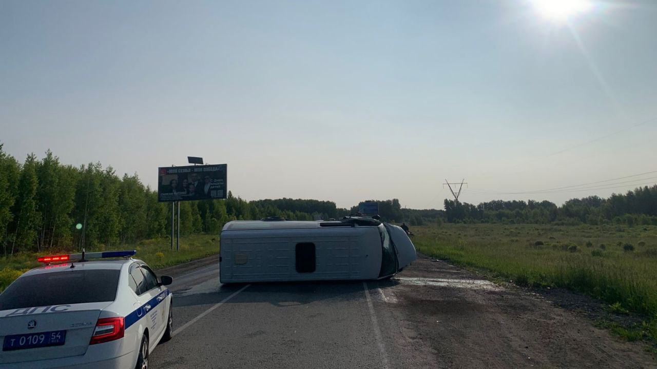 В ДТП с иномаркой и микроавтобусом под Новосибирском погиб человек В ДТП с иномаркой и микроавтобусом под Новосибирском погиб человек
