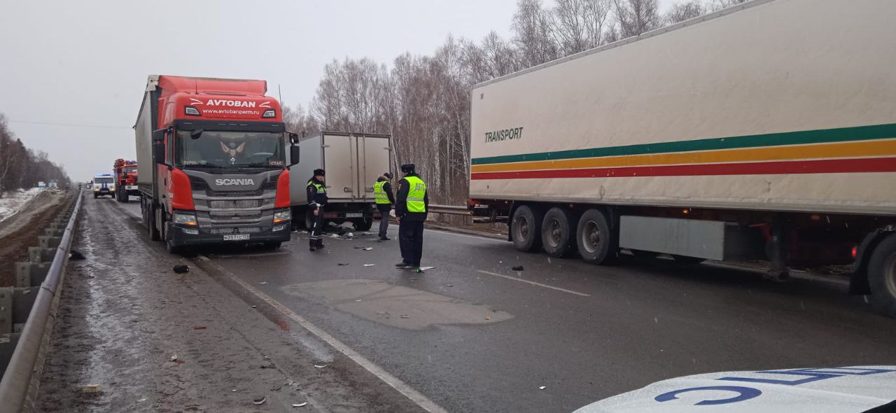 Двое погибли в тройной аварии на трассе Р-255 Сибирь в Красноярском крае