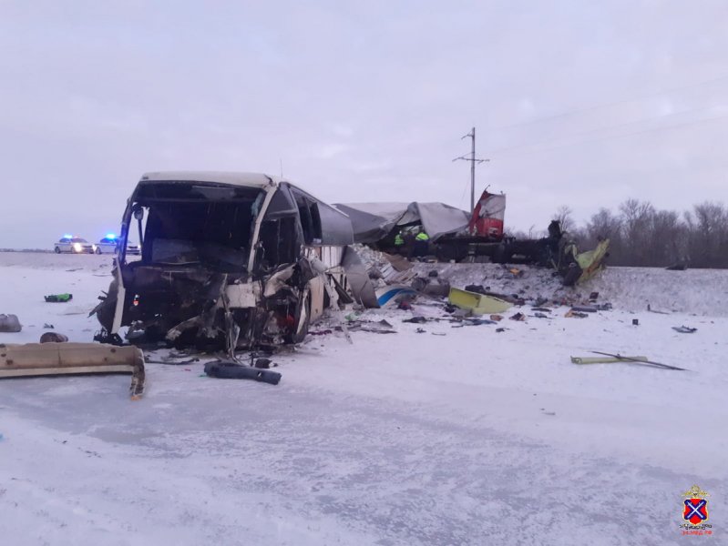 Девять человек пострадали в ДТП с автобусом и двумя грузовиками в Волгоградской области