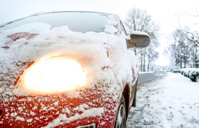 Из-за снежного заряда на Серовском тракте в Екатеринбурге в ДТП попали более 20 машин