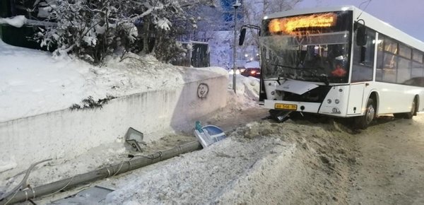 В ДТП с автобусом на улице Гагарина в Ханты-Мансийске пострадали семь человек