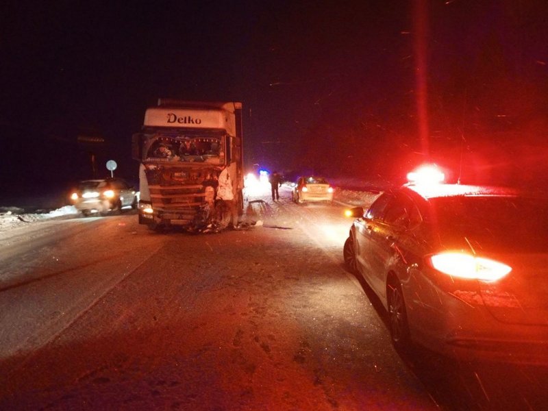 Двое погибли в ночной аварии с легковушкой и фурой на трассе Р-402 в Тюменской области