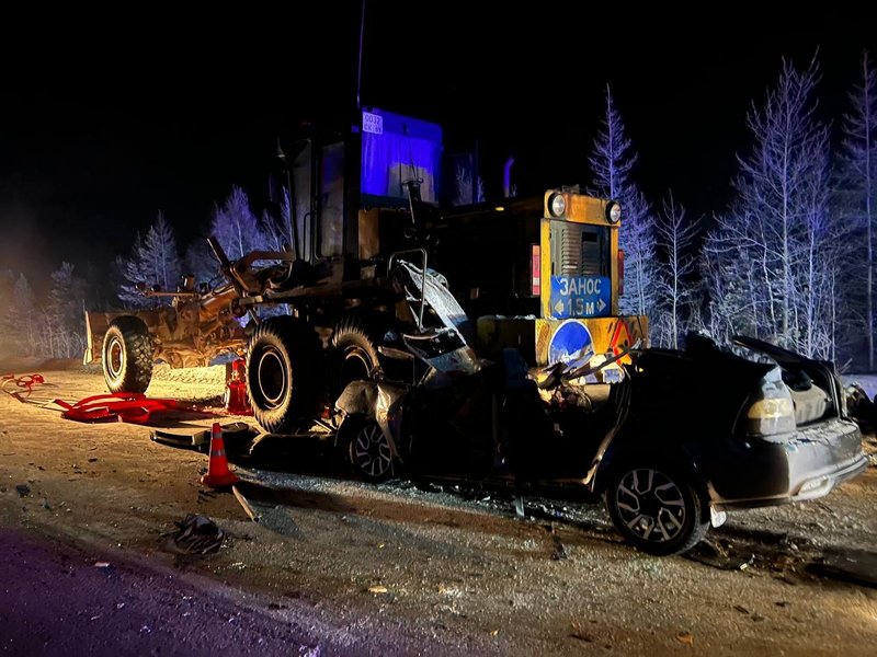 Автогрейдер и ВАЗ попали в ДТП на Ямале: трое погибли