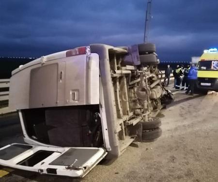 Микроавтобус попал в аварию на трассе М-4 Дон в Ростовской области: есть пострадавшие