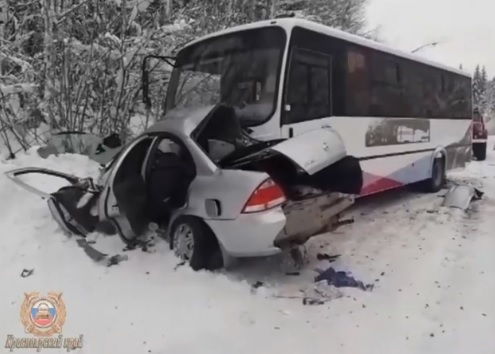 Автобус столкнулся с иномаркой в Красноярском крае: четверо погибли