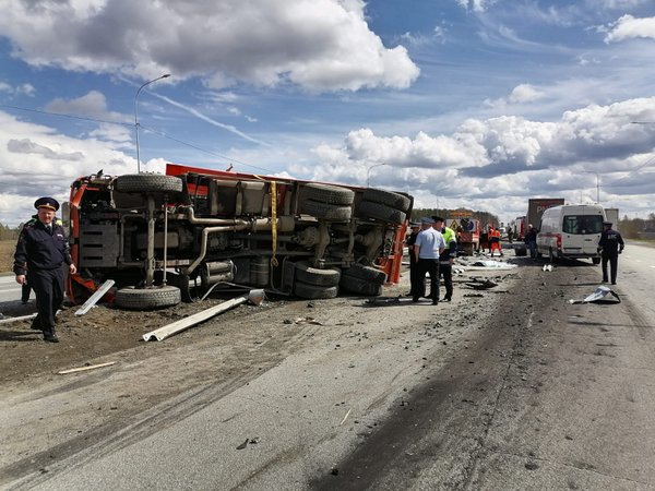 Четыре человека погибли в ДТП с грузовиками на трассе Р-242 в Свердловской области