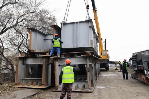 В Барнаул доставили 13 секций пролетов для нового путепровода на Новом рынке