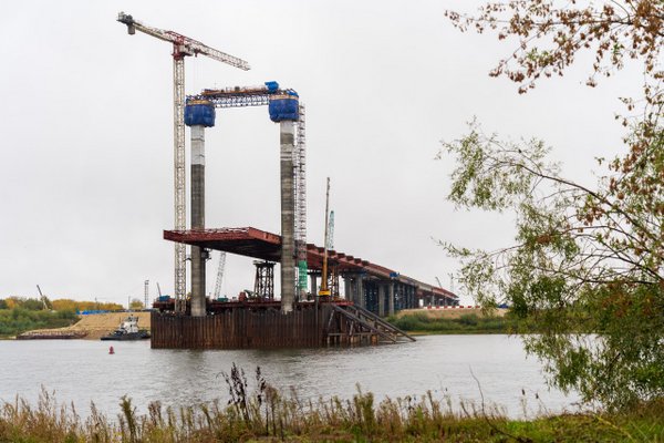 На мосту через Оку на трассе М-12 у Мурома установили первую пару вант