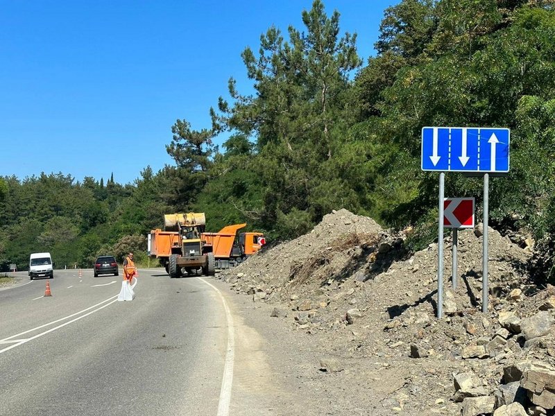 Федеральные дорожники продолжают уборку грунта и упавших деревьев в Туапсинском районе Кубани