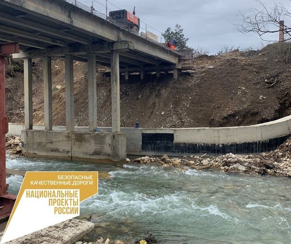 В Крыму по нацпроекту ремонтируют мост через реку Коккозка