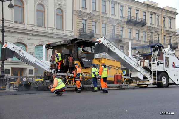 Ремонт дорожного покрытия продолжается на проспекте Большевиков в Петербурге