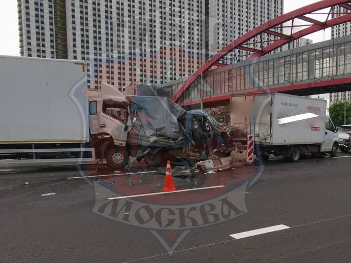 Госавтоинспекция Москвы опубликовала фото с места массового ДТП