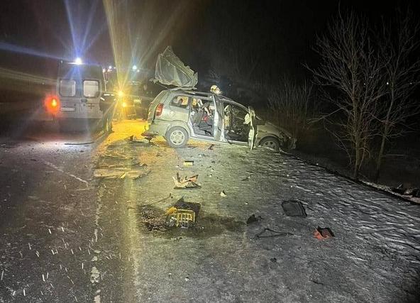 Легковушка столкнулась с КамАЗом на трассе А-300 в Самарской области: три человека погибли