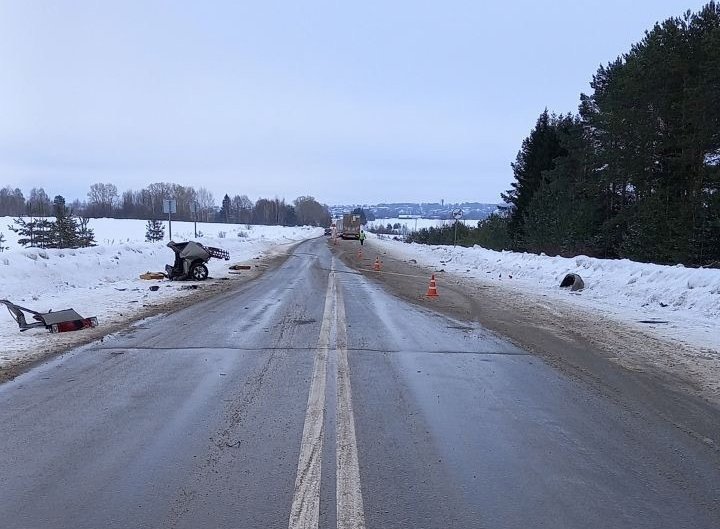 Двое из-за легковушки погибли в ДТП в Кировской области