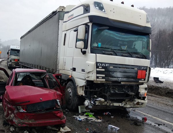 Водитель ВАЗа погиб в аварии с фурами на трассе М-5 Урал в Челябинской области