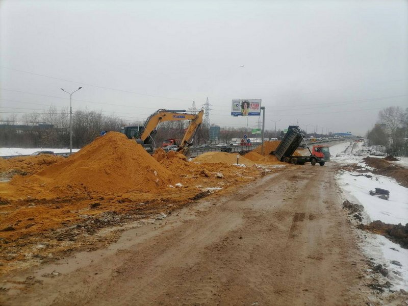 На строящемся съезде с Володарского шоссе на трассу А-105 в Подмосковье устраивают насыпь