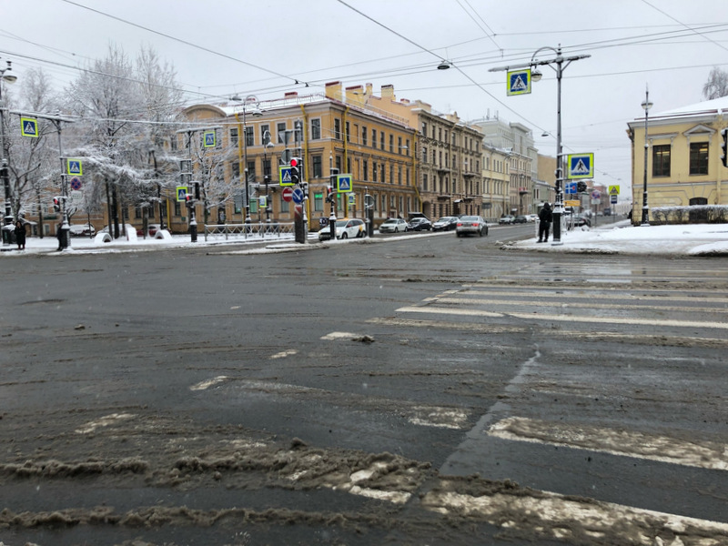 Более 700 машин чистит дороги Петербурга от снега