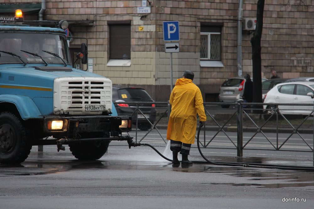 Первые несколько тысяч кубометров воды потратили в Петербурге на локальную промывку дорог