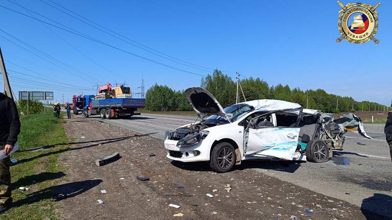В утренней аварии с грузовиком в Чувашии погиб водитель иномарки В утренней аварии с грузовиком в Чувашии погиб водитель иномарки