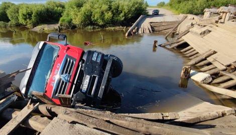 Под грузовиком обрушился мост через реку Ница в Свердловской области Под грузовиком обрушился мост через реку Ница в Свердловской области