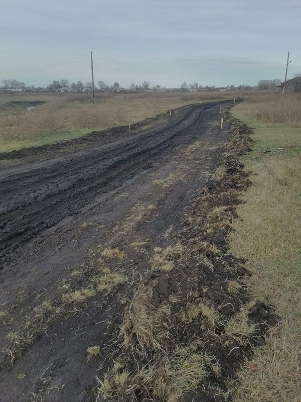 Дорогу к временной переправе в Базово Новосибирской области отсыпают щебнем