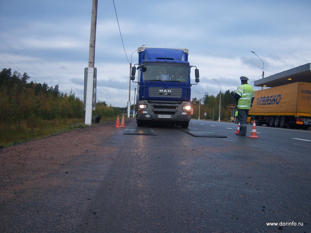 В Поморье чиновники проверили состояние дороги после жалоб граждан на большегрузы