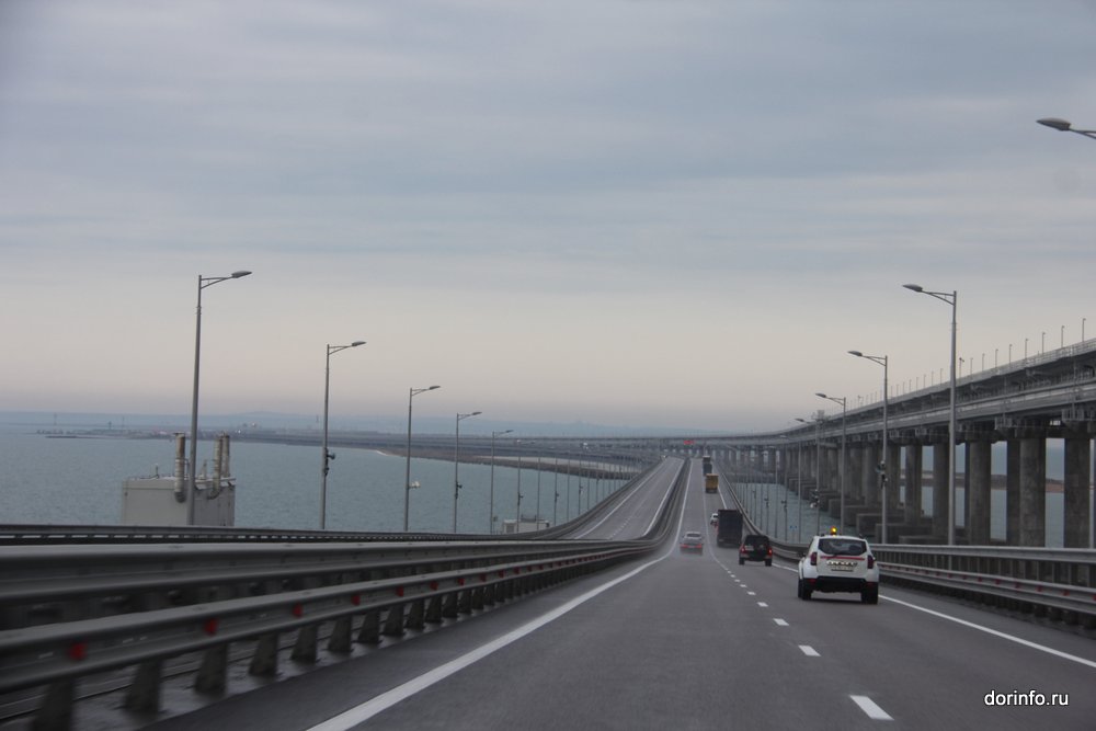 Более 100 машин находится в очереди перед Крымским мостом со стороны Кубани