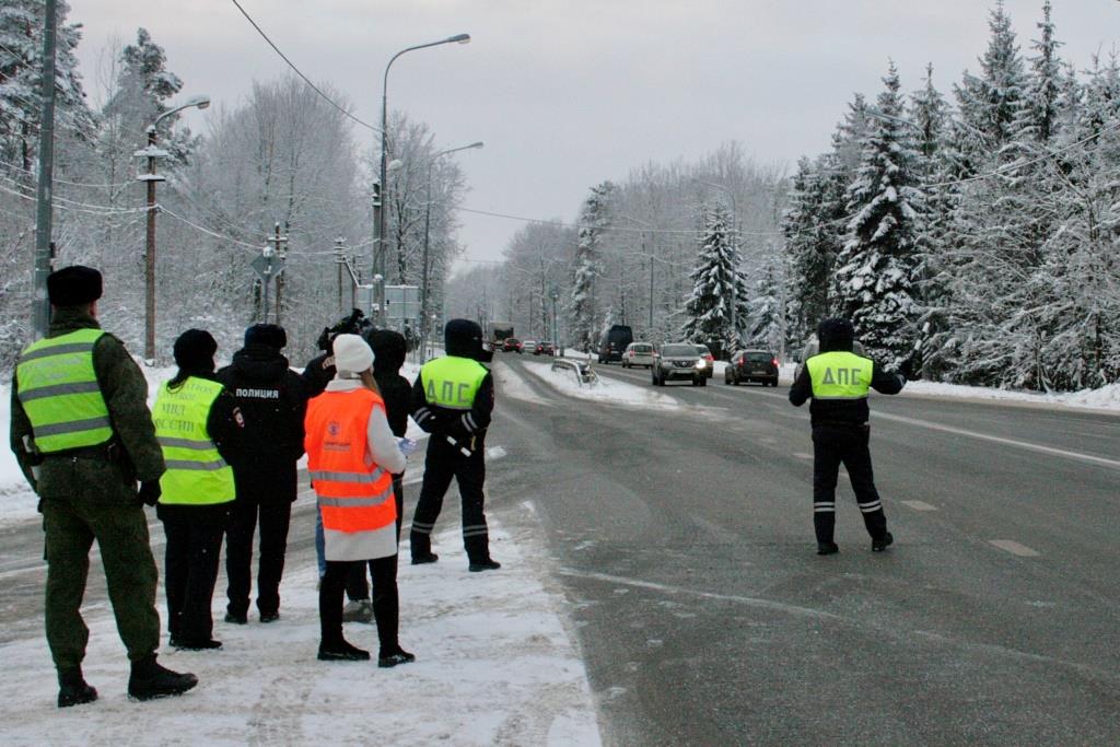 Федеральные дорожники и ГИБДД провели профилактическую акцию на трассе Р-23 в районе Пскова