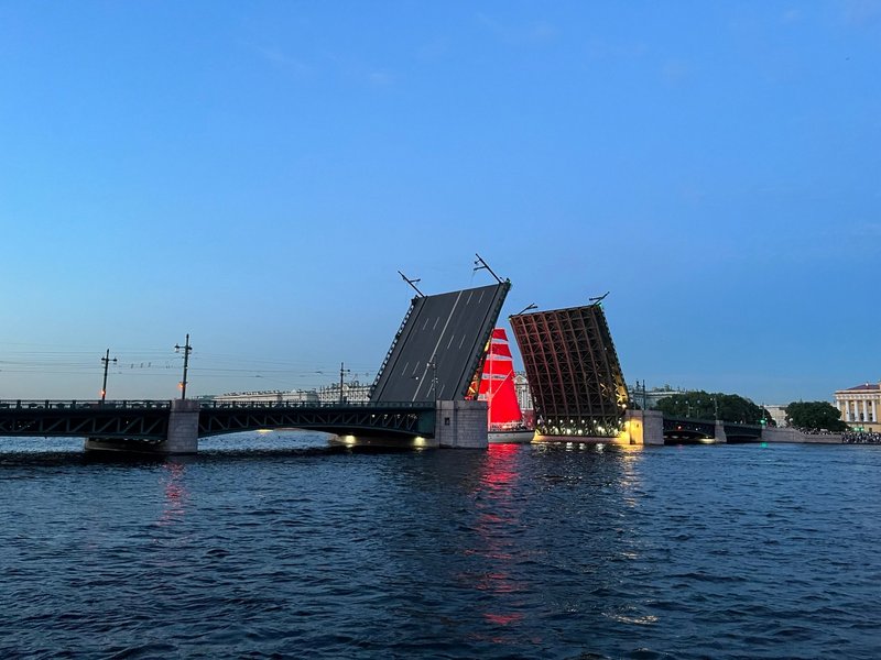 Из-за репетиции и проведения «Алых парусов» меняется график разводки мостов в Петербурге
