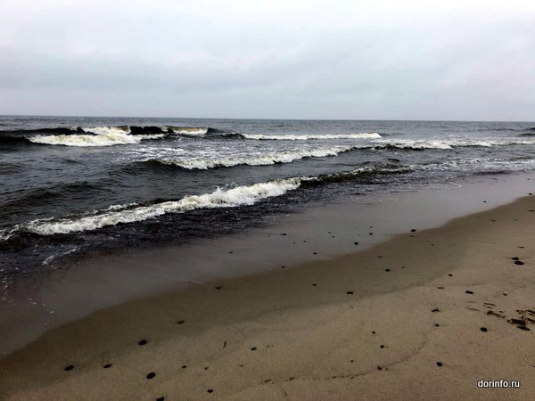 Морская вода размыла откос насыпи трассы А-393 на Сахалине