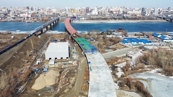 Опоры левобережной эстакады моста через реку Обь в Новосибирске готовы на 70 %