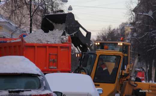 На снегоочистку и обработку дорог в Омске выведено более 300 единиц техники