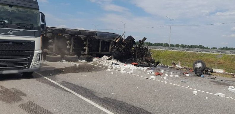 В аварии с грузовиками на трассе М-4 в Воронежской области погиб человек