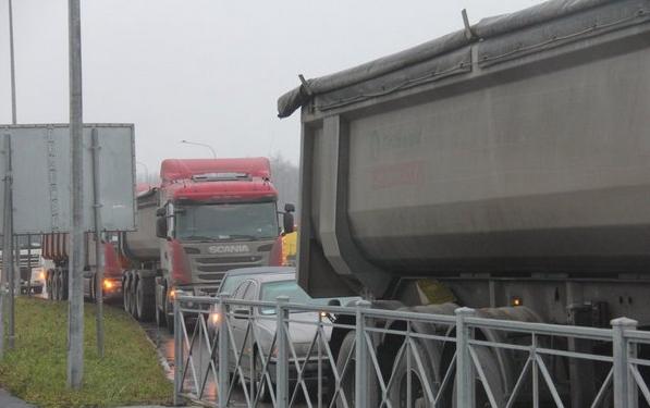 До 1 июля ограничили движение грузовиков по Краснофлотскому мосту в Архангельске