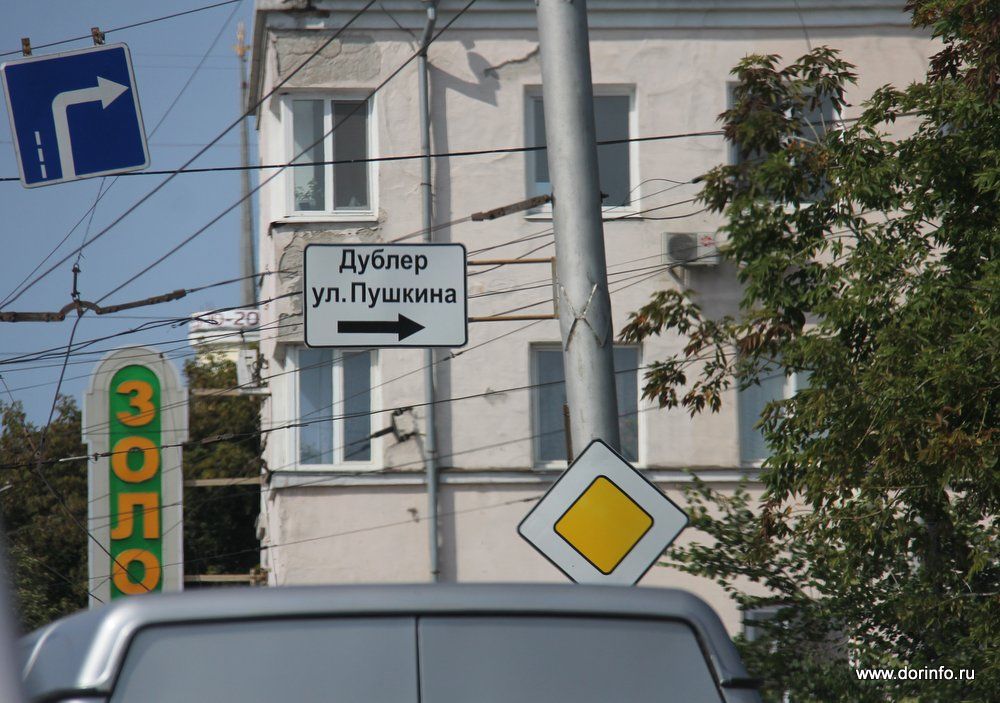 Водителям Омска разъяснили правила проезда спорных перекрестков