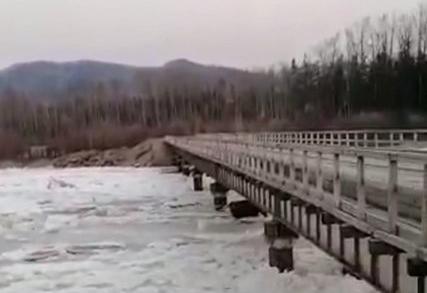 Перекрыт поврежденный мост через реку Селемджа в Приамурье