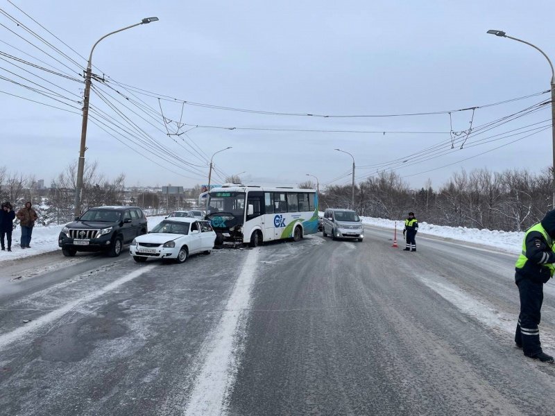 В массовом ДТП с автобусом на Ленинградском проспекте в Омске пострадали люди