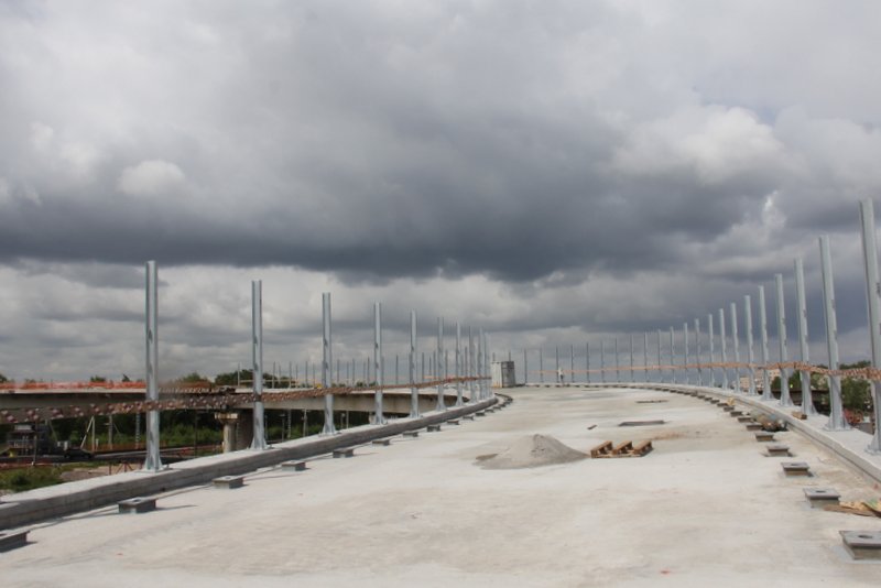 Смонтировано порядка 80 тонн металлоконструкций нового съезда на Петрозаводском шоссе в Петербурге