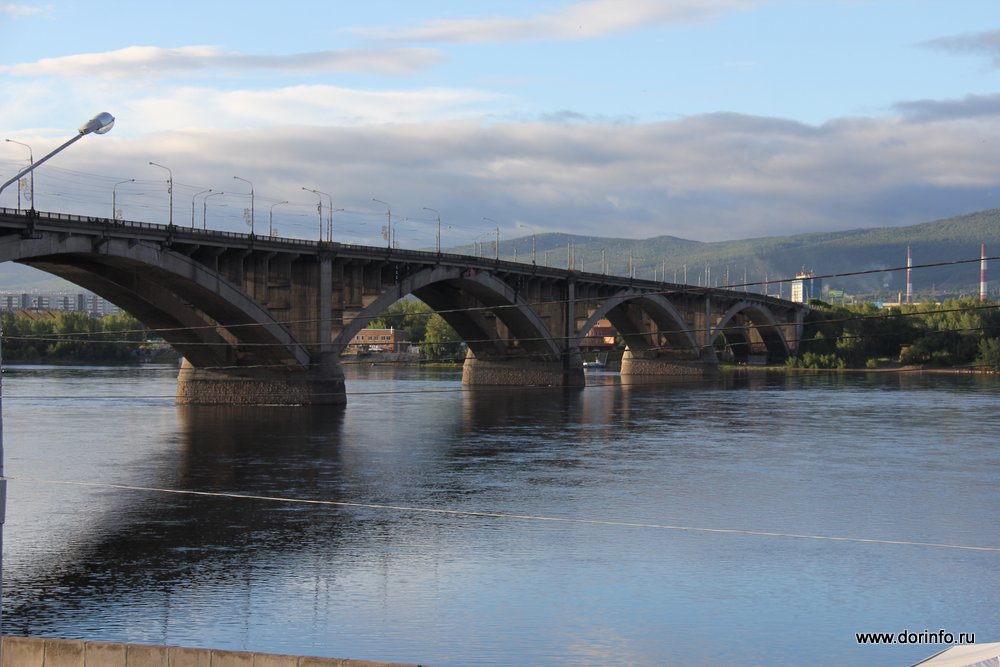 На Коммунальном мосту в Красноярске нанесли разметку после ремонта