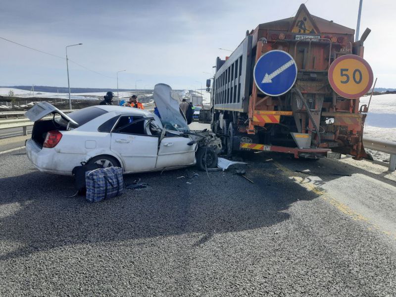 Водитель и трое пассажиров легковушки пострадали в аварии на трассе М-12 в Чувашии