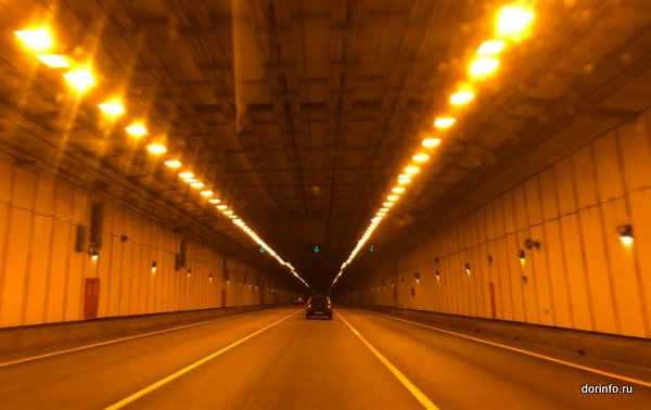 В тоннеле дамбы Петербурга ограничивается движение транспорта
