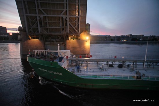За навигацию мосты Петербурга развели более 2,2 тыс. раз