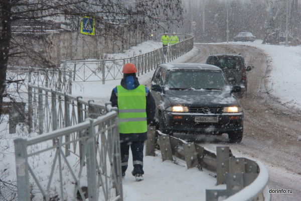 Из-за снегопада на дорогах в Хакасии ограничили скорость движения