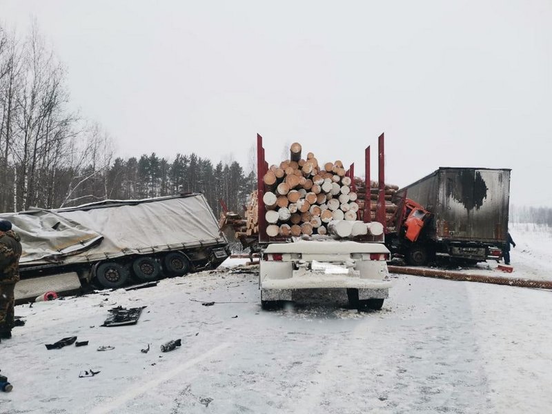 На трассе Р-243 в Кировской области в аварию попали четыре грузовика