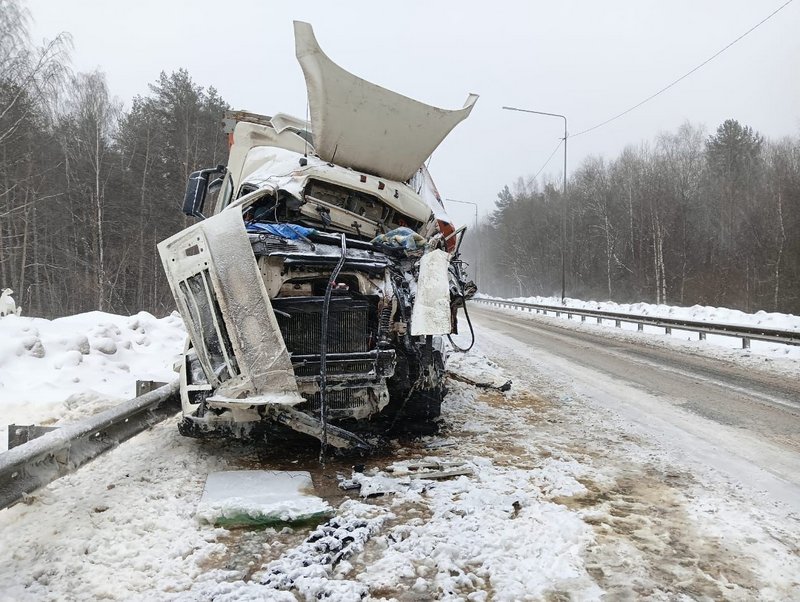 В аварии с двумя фурами на трассе Р-243 в Кировской области погиб человек
